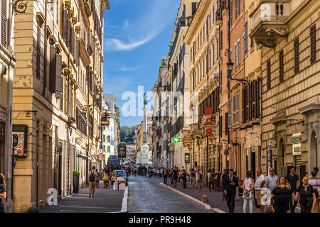 Roma/Italia - Agosto 27, 2018: Colonna dell Immacolata Concezione, vista da una trafficata strada di Roma , vicino a Piazza Mignanelli Foto Stock