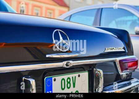 Mercedes Benz logo su un nero auto d'epoca. Close-up. Mercedes-Benz è un tedesco produttore di automobili. Il marchio è utilizzato per automobili di lusso, autobus e camion. Foto Stock