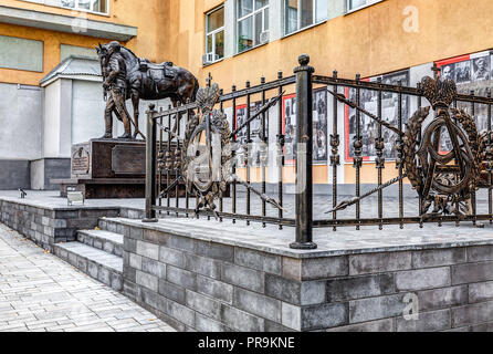 Samara, Russia - 15 Settembre 2018: il monumento in bronzo ai soldati del quinto ussaro reggimento alessandrina Foto Stock