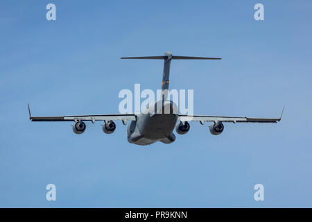 Un Boeing C-17 Globemaster III tenendo disattivato il 16 luglio 2018 a RAF Mildenhall, Suffolk, Regno Unito Foto Stock