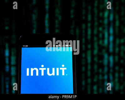 Intuit Inc. logo che si vede visualizzato sul telefono intelligente. Intuit Inc. è un business e finanziarie società di software che sviluppa e commercializza a livello finanziario, contabile e fiscale del software di preparazione e i relativi servizi per le piccole e medie imprese, commercialisti, ed individui. Foto Stock