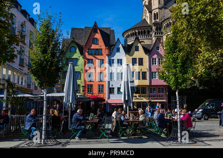 Edifici in piazza Fischmarkt davanti a una grande chiesa di S. Martino, la storica città vecchia di Colonia, nella Renania settentrionale-Vestfalia e nella Renania, Germania Foto Stock