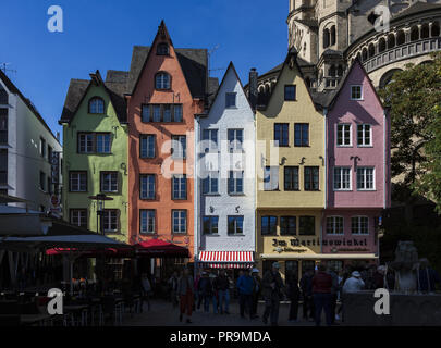 Edifici in piazza Fischmarkt davanti a una grande chiesa di S. Martino, la storica città vecchia di Colonia, nella Renania settentrionale-Vestfalia e nella Renania, Germania Foto Stock