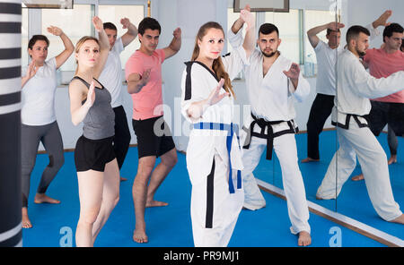 I giovani americani adulti di tentare di nuovo master si sposta durante il karate class Foto Stock