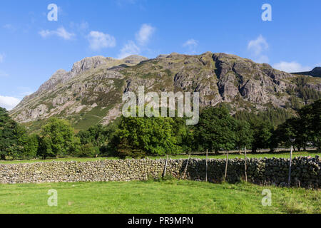 Harrison Stickle e Loft roccioso, parte di The Langdale Pikes in grande Langdale, Lake District, Inghilterra. Foto Stock