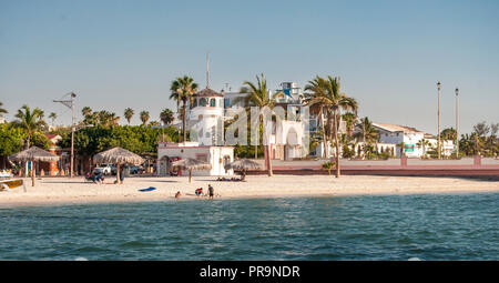 Estate al tramonto e una vista della nautica navi nel Malecon di La Paz, Baja California Sur. Messico Foto Stock
