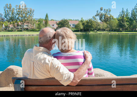 Amare il sambuco giovane godendo il loro cessazioni guardando un tranquillo lago in Rancho Santa Margarita,Orange County, California / U Foto Stock