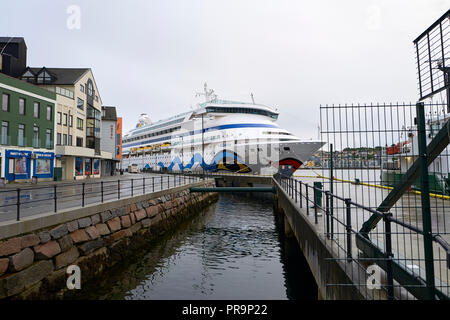 Il Gigante AIDA Cruises. La nave di crociera, AIDAvita, dock in Kristiansund. Di Møre og Romsdal, Norvegia. Foto Stock