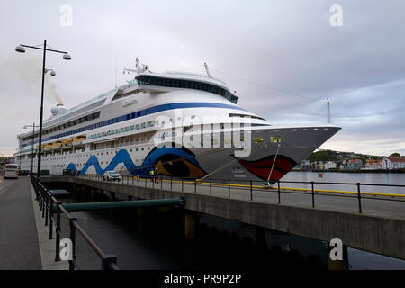 L'AIDA Cruises. La nave di crociera, AIDAvita, dock in Kristiansund. Di Møre og Romsdal, Norvegia. Foto Stock