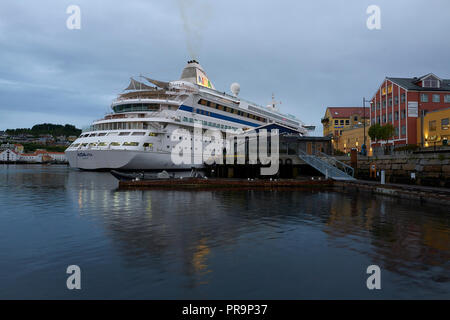 L'AIDA Cruises. La nave di crociera, AIDAvita, dock in Kristiansund nelle prime ore del mattino. Di Møre og Romsdal, Norvegia. Foto Stock