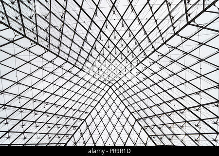 Vista della Piramide del Louvre Museum dall'interno di notte Foto Stock