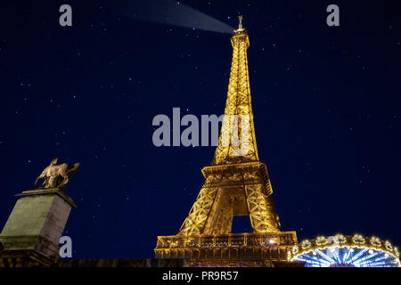 Parigi, Francia - 15 Marzo 2018: Vista della Torre Eiffel illuminata di notte con cielo stellato Foto Stock