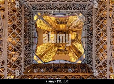 Parigi, Francia - 15 Marzo 2018: Worm's-eye (guardando verso l'alto da terra) della torre Eiffel illuminata di notte Foto Stock