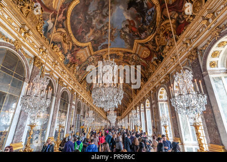 La Sala degli Specchi (Galerie des glacés) della Reggia di Versailles in Francia con i visitatori Foto Stock