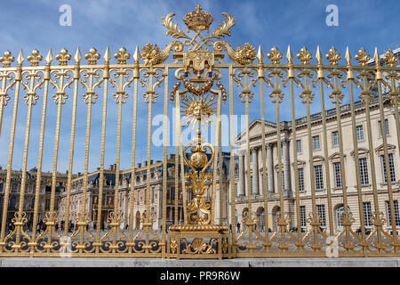 Golden staccionata in la facciata esterna del Palazzo di Versailles, Parigi, Francia Foto Stock