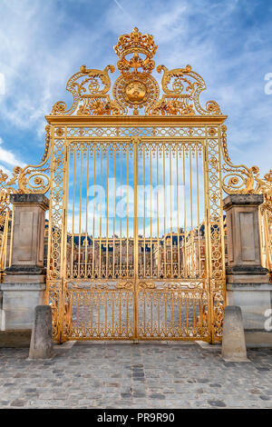 Principale porta d'oro in la facciata esterna del Palazzo di Versailles, Parigi, Francia Foto Stock