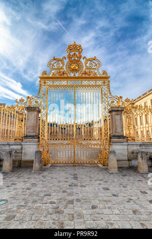 Principale porta d'oro in la facciata esterna del Palazzo di Versailles, Parigi, Francia Foto Stock
