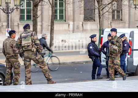 Parigi, Francia - 13 Marzo 2018: Esercito Francese soldati con gli ufficiali di polizia pattuglia a Parigi in connessione con la minaccia del terrorismo Foto Stock