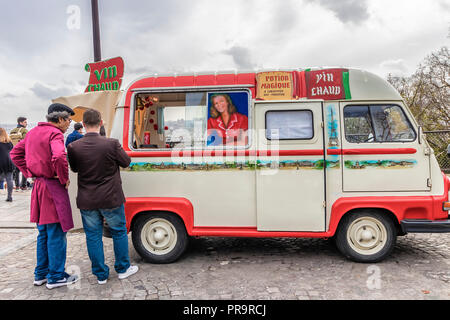 Parigi, Francia - 14 Marzo 2018: vino caldo ("vin chaud" in francese) per la vendita in itineranti carrello vintage Foto Stock