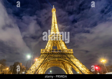 Parigi, Francia - 13 Marzo 2018: Vista della Torre Eiffel dal Trocadero bridge di notte Foto Stock