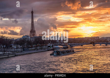 Un tramonto meraviglioso a Parigi, con Senna, Pont Alexandre III e Torre Eiffel Foto Stock