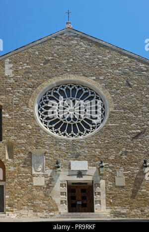 Round rosone in pietra e porta di ingresso della Cattedrale di Saint Justus (Basilica cattedrale di San Giusto Martire) di Trieste, in Italia. Foto Stock