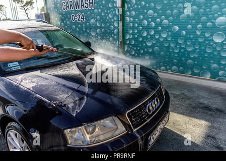 Donna auto lavaggio con idropulitrice a pressione Foto stock - Alamy