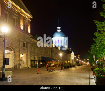 Rue Saint Paul, la Vecchia Montreal, con Mercato di Bonsecours di notte Foto Stock