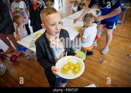 Periodo di vacanze scolastiche summer camp i bambini a mangiare la cena Foto Stock