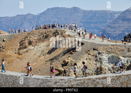 Isola di Vulcano di Santorini, Cicladi un gruppo di isole in Grecia, i turisti a piedi fino alla ripida collina Foto Stock