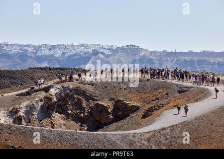 Isola di Vulcano di Santorini, Cicladi un gruppo di isole in Grecia, i turisti a piedi fino alla ripida collina Foto Stock