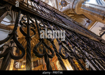 Cancellata in ferro battuto decorato con disegni e scudi con un gotico rinascimentale design, il Monastero reale di Guadalupe Guadalupe, Estremadura, Spagna Foto Stock