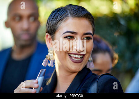 La gente di fumare utilizzando vape happing penne in Manchester Foto Stock