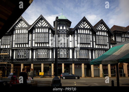 Mercato di Chesterfield Town Center nel Derbyshire, storico mock tudor negozi su Knifesmithgate Foto Stock