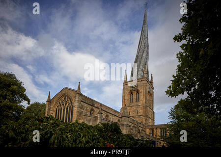 Mercato di Chesterfield Town Center nel Derbyshire, storica pietra miliare crooked xiv secolo guglia Chesterfield Chiesa Parrocchiale Foto Stock