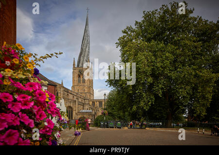 Mercato di Chesterfield Town Center nel Derbyshire, storica pietra miliare crooked xiv secolo guglia Chesterfield Chiesa Parrocchiale Foto Stock