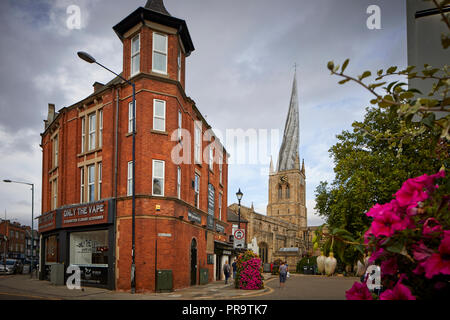 Mercato di Chesterfield Town Center nel Derbyshire, storica pietra miliare crooked xiv secolo guglia Chesterfield Chiesa Parrocchiale Foto Stock