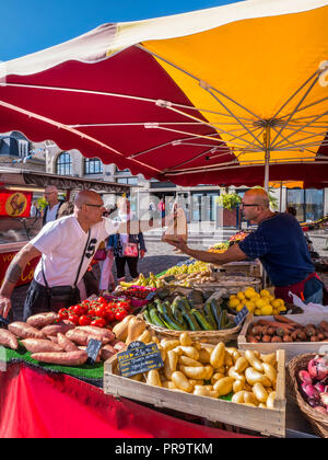 CONCARNEAU MERCATO ALL'APERTO Francese fresco produrre in vendita al giorno di mercato in piazza, coperto mercato Halles in background Concarneau Bretagna Francia Foto Stock