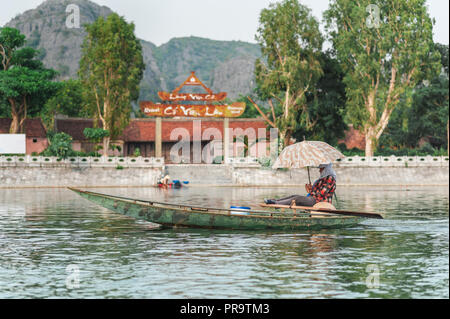 Ottobre 17, 2016 - Van Lam Village, Vietnam. Giro in barca da Vung Tram Pier. Pala tradizionale-gita in barca consente al turista apprezza Ngo Dong fiume. Foto Stock