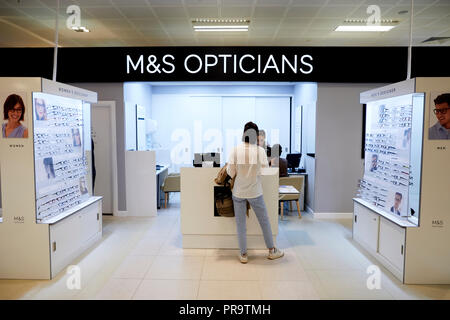 Marks & Spencer opticians shop all'interno del negozio di Manchester Foto Stock