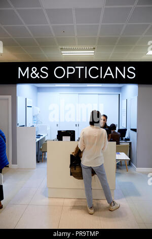 Marks & Spencer opticians shop all'interno del negozio di Manchester Foto Stock