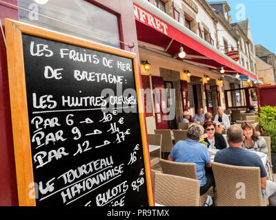 La Bretagna Les Fruits de Mer Blackboard menu, comprese le ostriche e granchi maionese al di fuori al fresco tipico ristorante francese Concarneau Bretagne Francia Foto Stock