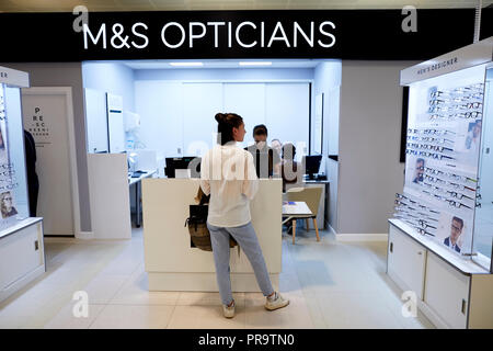 Marks & Spencer opticians shop all'interno del negozio di Manchester Foto Stock