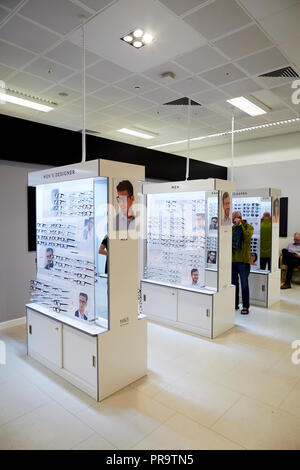 Marks & Spencer opticians shop all'interno del negozio di Manchester Foto Stock