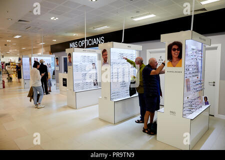 Marks & Spencer opticians shop all'interno del negozio di Manchester Foto Stock