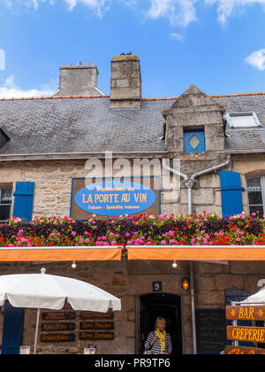 La Bretagna francese vecchio rustico ristorante alfresco 'La Port au Vin' con fiori floreali display Ville vicino de Concarneau Bretagne Finisterre Francia Foto Stock