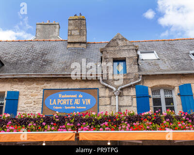 La Bretagna francese vecchio rustico ristorante alfresco 'La Port au Vin' con fiori floreali display Ville vicino de Concarneau Bretagne Finisterre Francia Foto Stock