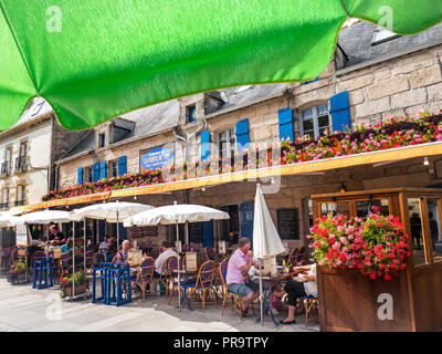 La Bretagna francese al fresco rustico ristorante 'La Port au Vin' con fiori floreali display e diners Ville vicino de Concarneau Bretagne Finisterre Francia Foto Stock