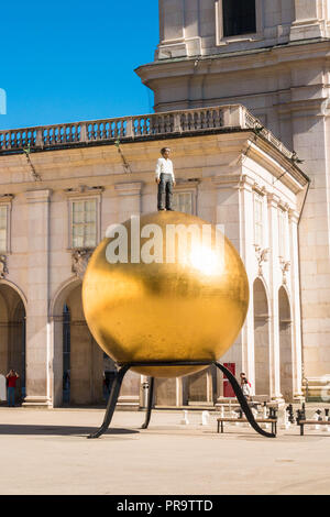 Salisburgo, Austria - 29 Maggio 2017: la scultura "Sphaera" da Stephan Balkenhol su Kapitelplatz. Celebre scultura di un uomo in piedi su un globo dorato. Foto Stock