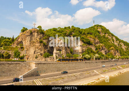 La collina Gellert con ordine di Paolino grotta chiesa e la Statua della Libertà, vista dal ponte della Libertà, Budapest, Ungheria Foto Stock